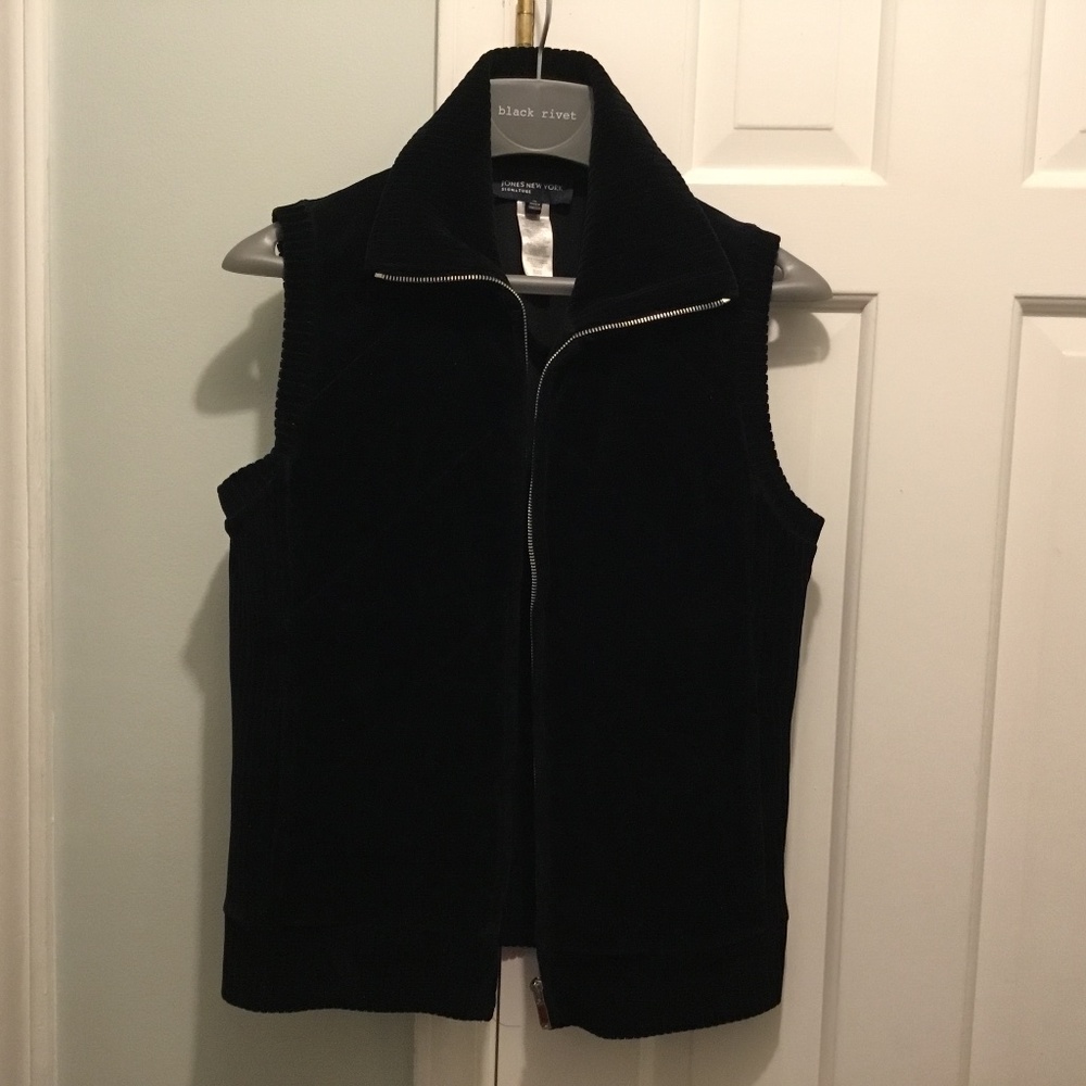 Jones New York Signature woman’s black vest.  Size medium.